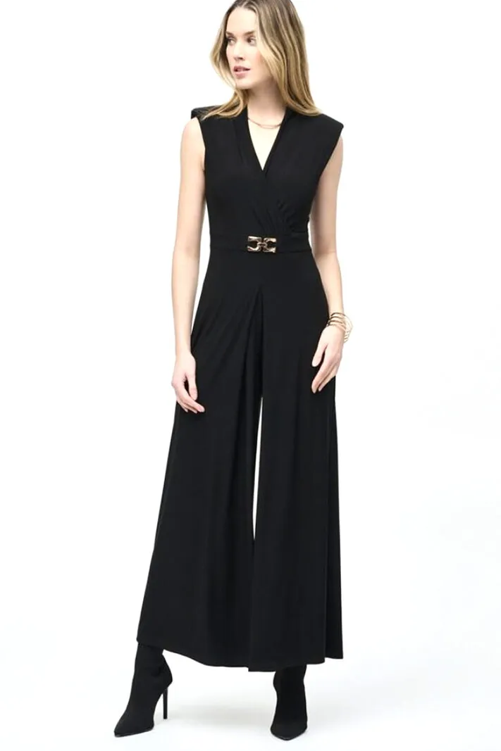 JOSEPH RIBKOFF Joseph Ribkoff jumpsuit zonder mouw en gouden logo in taille Zwart