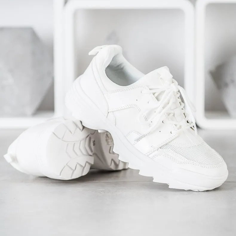 Kylie Licht witte sneakers