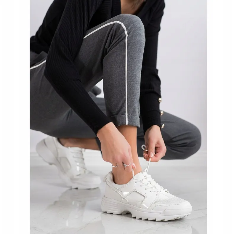 Kylie Licht witte sneakers